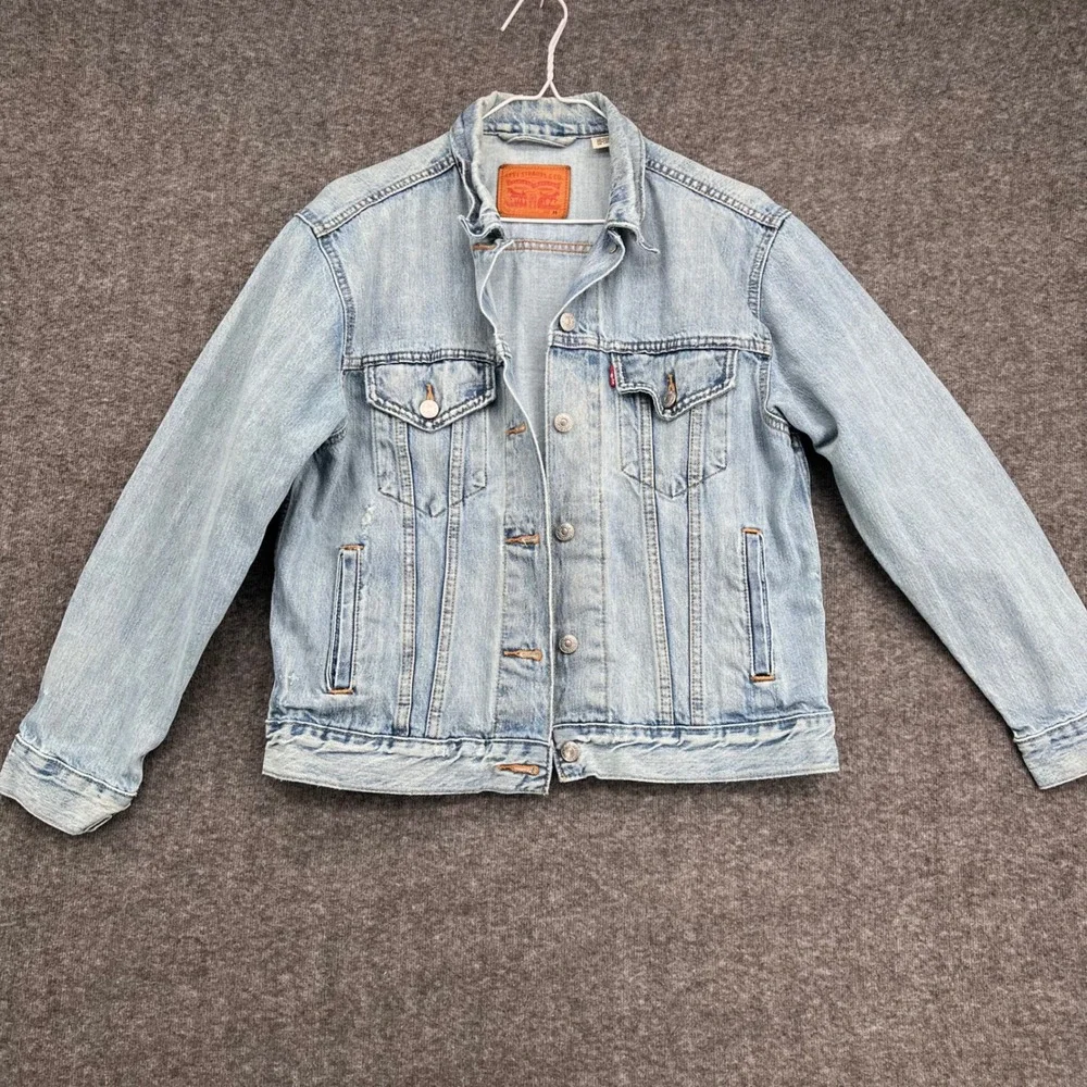 Levis Womens Light Wash Denim Trucker Jacket Size M Blue Distressed S40117